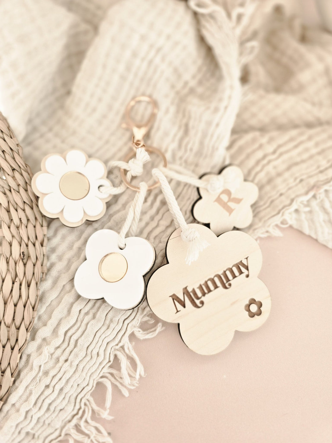 Personalised Daisy Flower Keyring - TilleyTree