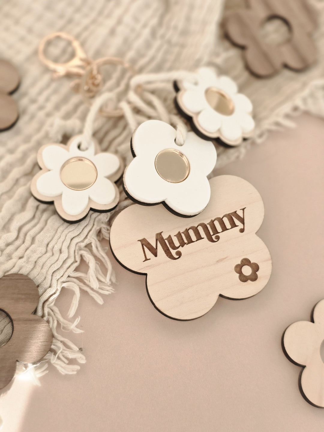 Personalised Daisy Flower Keyring - TilleyTree