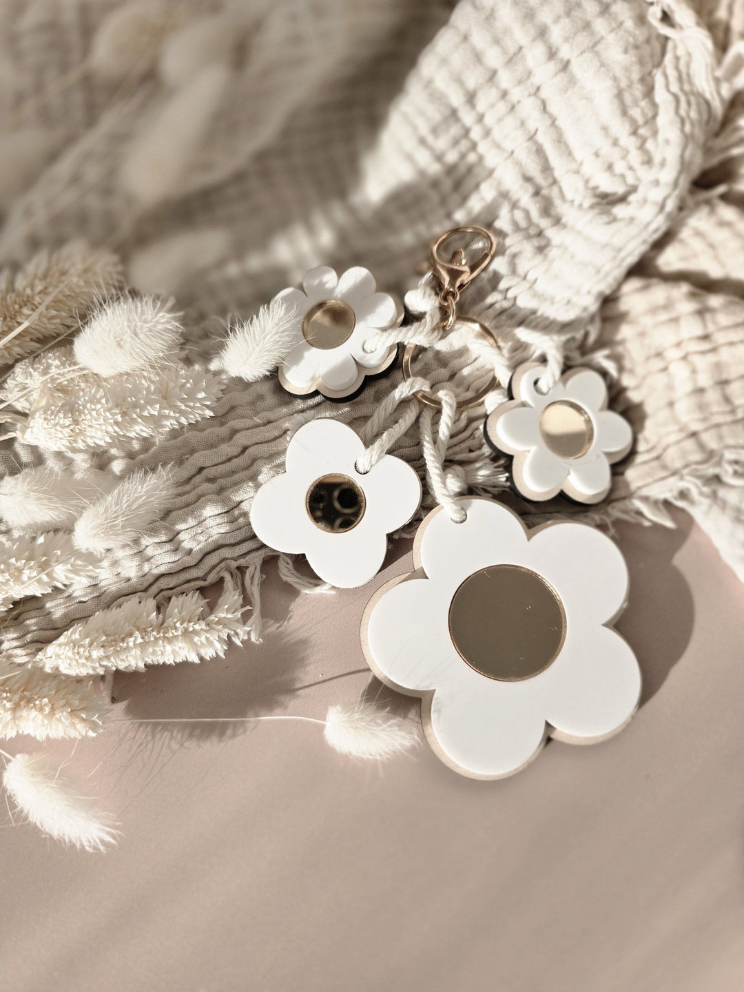 Personalised Daisy Flower Keyring - TilleyTree