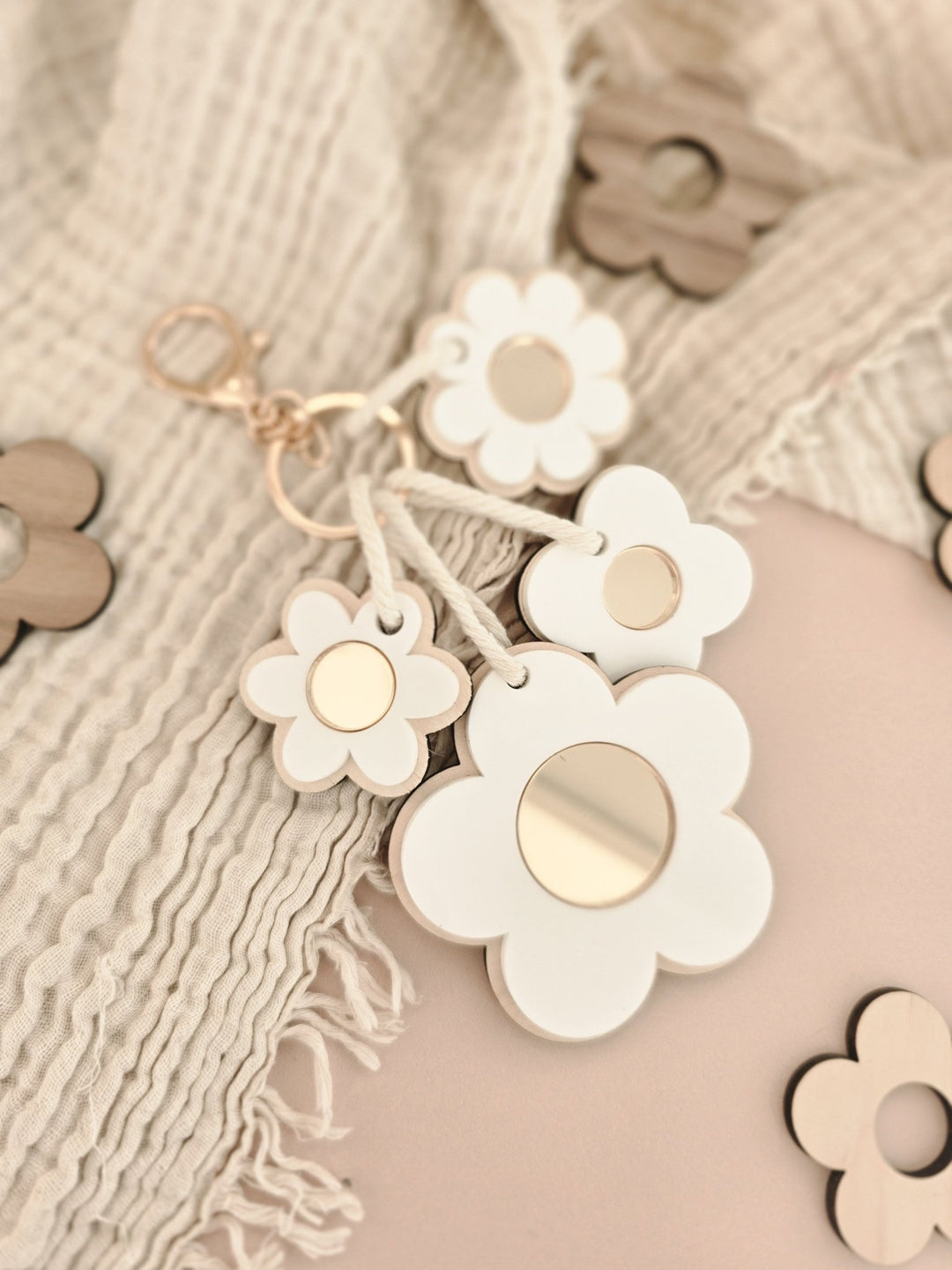 Personalised Daisy Flower Keyring - TilleyTree