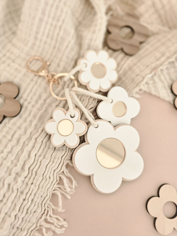 Personalised Daisy Flower Keyring - TilleyTree