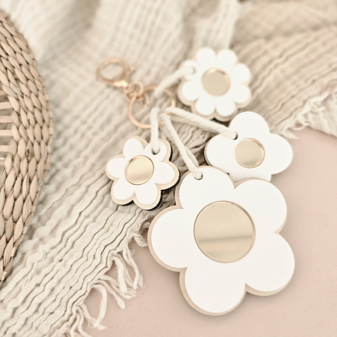 Personalised Daisy Flower Keyring - TilleyTree