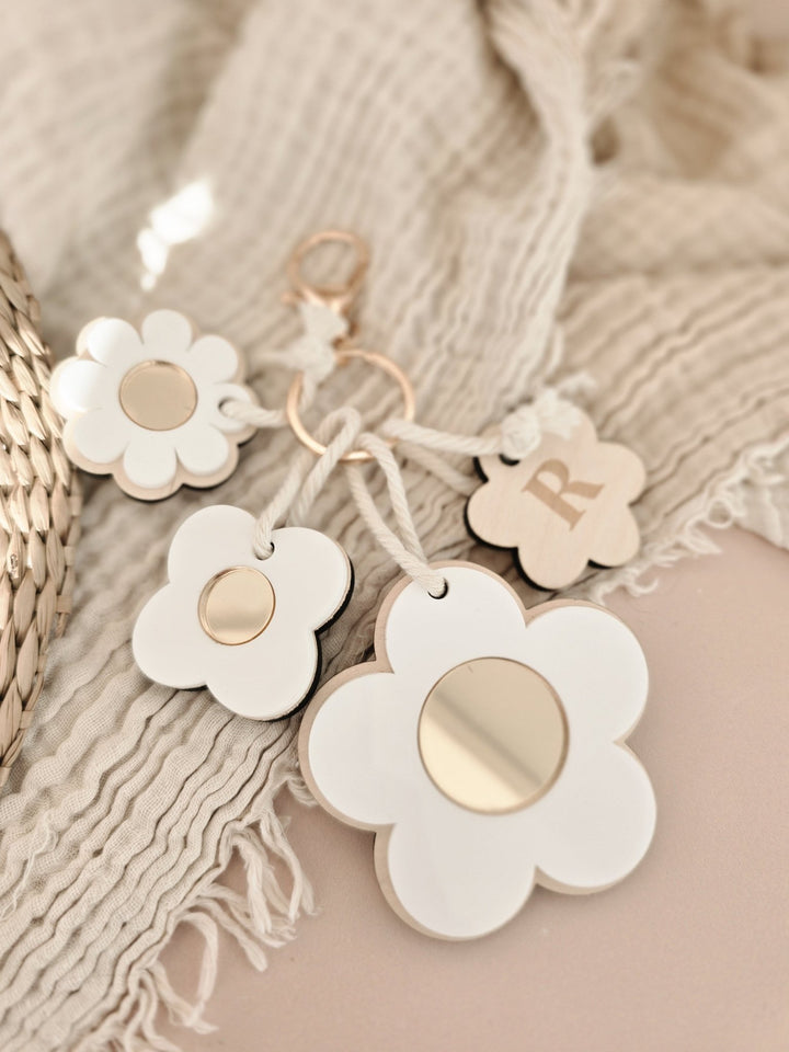 Personalised Daisy Flower Keyring - TilleyTree